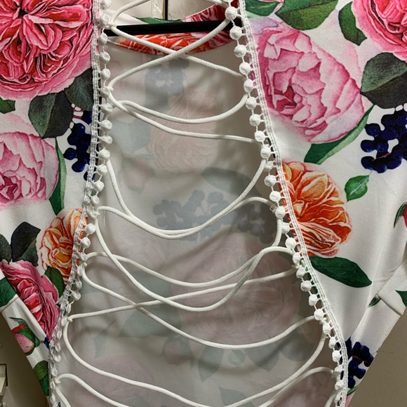 Dress with flower design - Picture 4 of 7